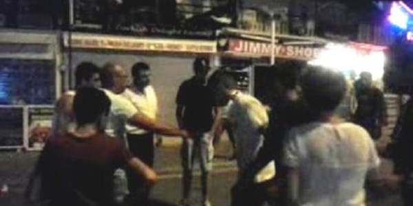 Kızları rahatsız eden İngiliz gençlere, garson dayağı
