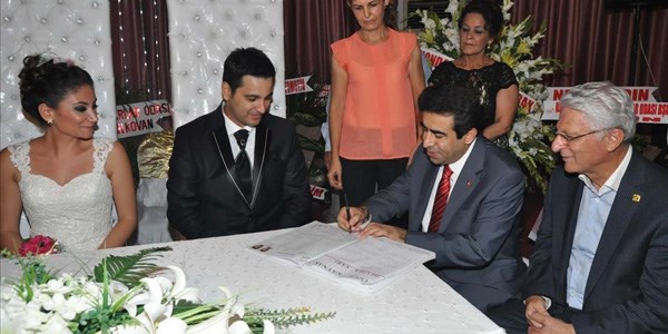 Vali Güzeloğlu nikah şahidi oldu