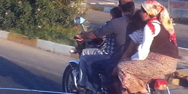 Motosiklet üzerinde tehlikeli yolculuk