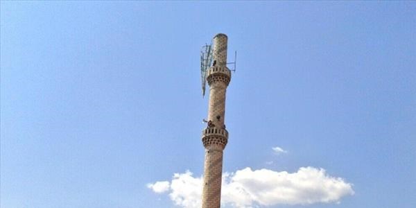 Sultanhisar'da etkili olan fırtınada minarenin alemi yıkıldı