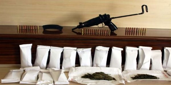 Çamaşır ipine asılı poşetten 'Uzi' çıktı