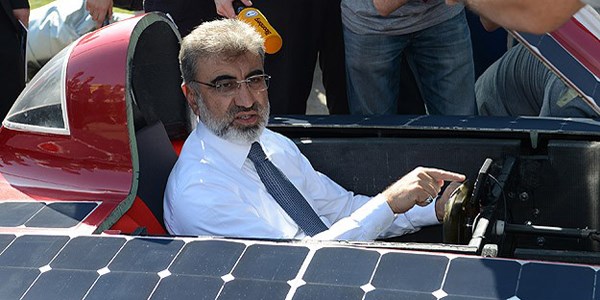 Bakan Yıldız güneş enerjili araba kullandı