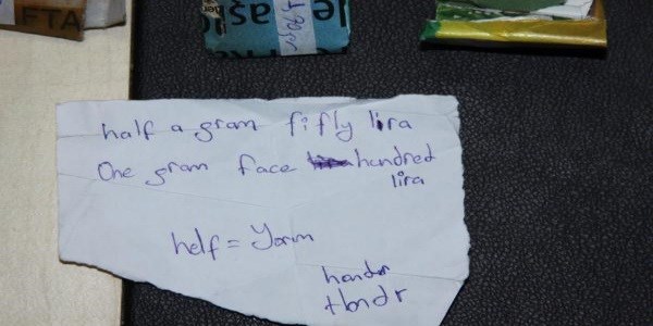 Uyuşturucu tacirinden çıkan İngilizce not güldürdü