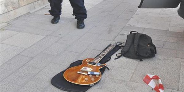 MİT binası önünde unutulan çantadan elektro gitar çıktı