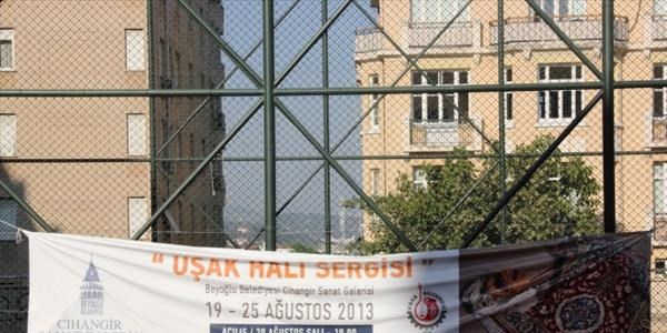 Uşak halıları İstanbul'da görücüye çıktı
