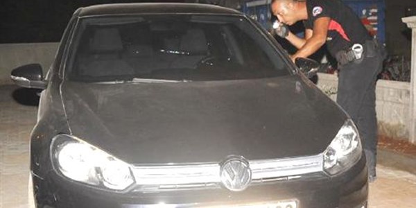 Polisin üzerine otomobil sürüp kaçtılar