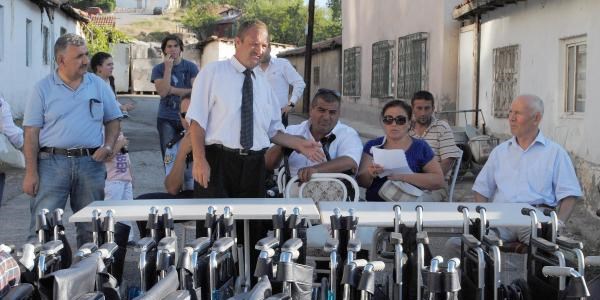 Topladığı çöpleri satıp engellilere tekerlekli sandalye dağıtıyor