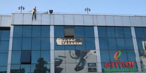 Sevgilisi ile tartışınca çatıya çıktı