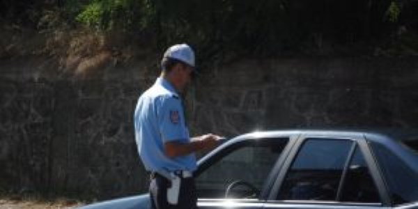 Trafik polisleri ara caddelerde de sürücüleri denetliyor