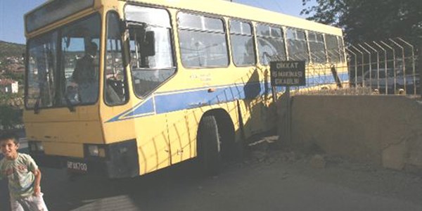 Yozgat'ta freni boşalan işçi servis otobüsü duvara çarparak durabildi: 1 yaralı