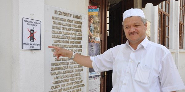 Namazda çalan telefonlardan bıkan imamdan cemaate ilginç uyarı