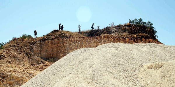 Belediye'nin, 'sit alann koruyan ky yolsuz brakarak cezalandrd' iddias