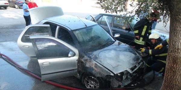 5 dakika önce park ettiği otomobili alev alev yandı