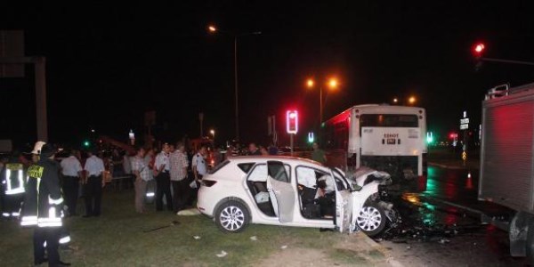 Otomobil, belediye otobüsüne çarptı: 2 ölü, 1 yaralı