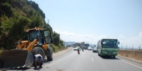 Yola düşen kaya parçası tehlike oluşturdu