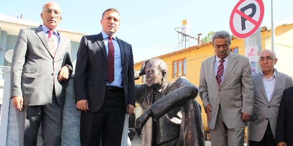 Ünlü şairin heykeli dikildi