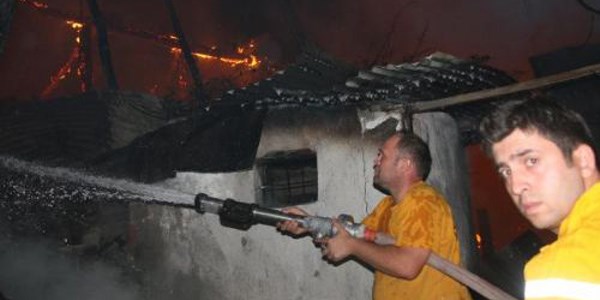 Ahşap ev kül oldu