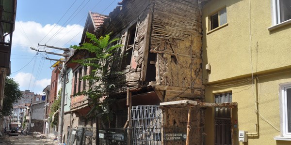 Tarihi bina yıkılmak üzere
