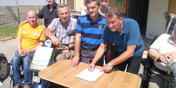 Sakatlar derneği üyeleri topluca istifa ettiler