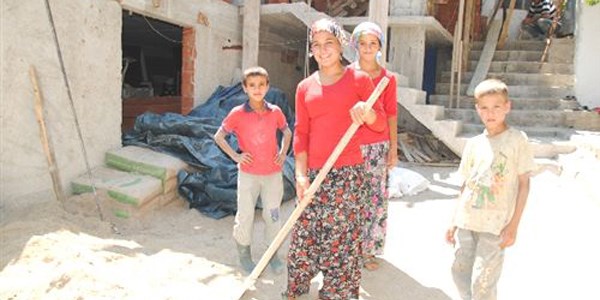 Aile boyu inşaatta çalışıyorlar