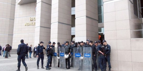 İstanbul Adliyesi önünde protesto