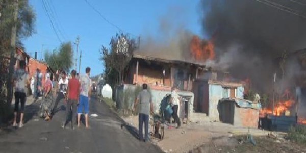 Sancaktepe'de 4 ev tamamen yandı