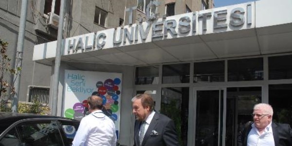 Profesörü yaka paça okuldan attılar
