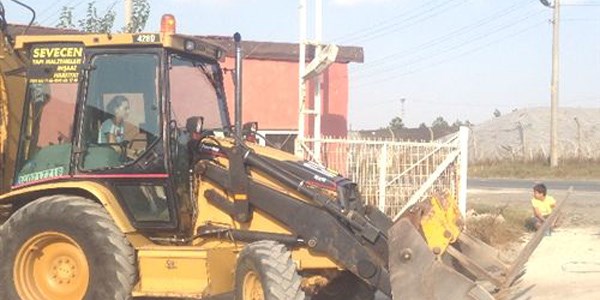 Kadın kepçe operatörünü görenleri şaşırtıyor