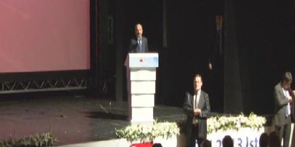 Bakan Müezzinoğlu'na alkışlı protesto