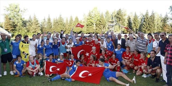 Bakan Kılıç'tan Konak'ın şampiyon kızlarına 100 bin TL prim