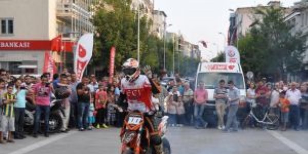 Büyük yarış öncesi uşak caddelerinde motor show