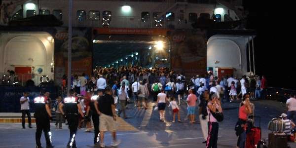Feribot yolcuları isyan etti