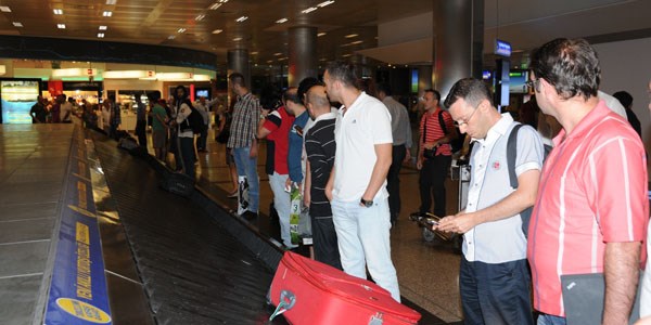 Havada motoru arızalanan uçak paniğe yol açtı