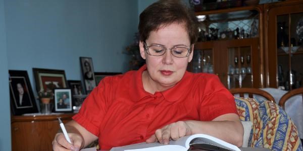 Ailesi okula göndermedi, o iki üniversite bitirdi