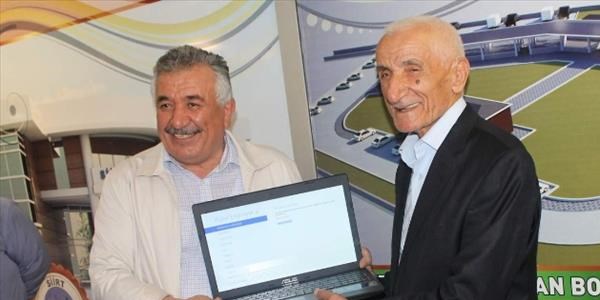 44 yıllık muhtar ilk kez bilgisayara kavuştu