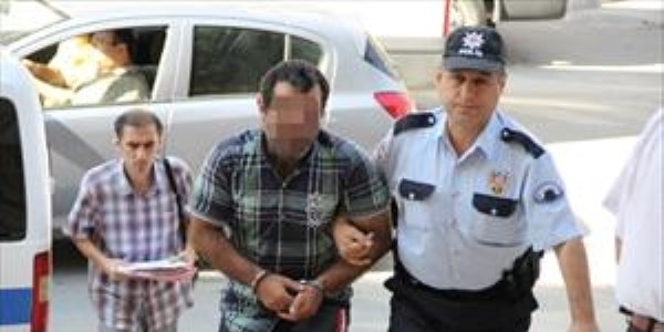Balkonda iç çamaşırı ile dolaşmaya gözaltı