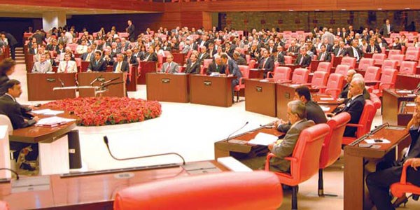 Meclis kürsüsü kambur yapıyor, arka sıralar duymuyor