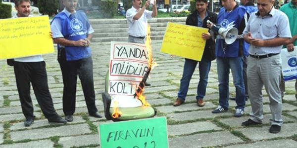 Koltuk yakıp, milli eğitim müdürünü istifaya davet ettiler