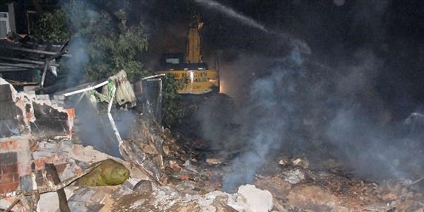 Simav'da 4 ev alevlere teslim oldu