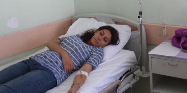 Kadınlar hastanede hamile doktoru dövdü
