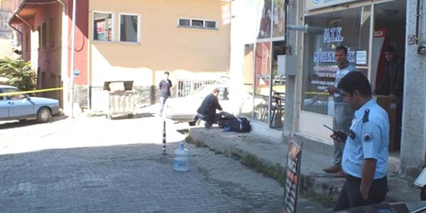 Kaldırımda unutulan bavul polisi alarma geçirdi
