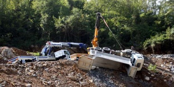 Yol çöktü, kamyon uçuruma devrildi