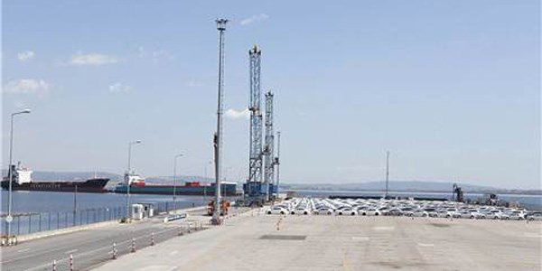 Binlerce araç limanda kaldı