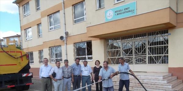 İzmit'te okullar yıkanıyor