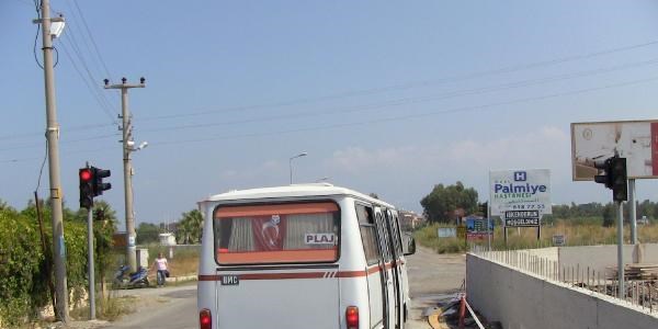 Duvarın arkasında trafik ışığı...