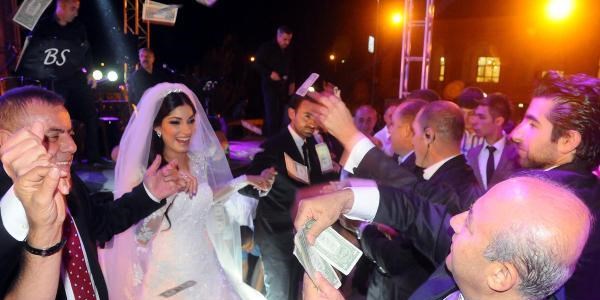 Eski milletvekilinin oğlunun düğününde dolarlar havada uçuştu