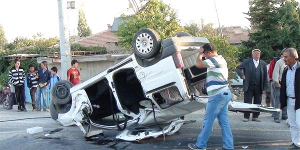 Refüje çarpan kamyonet devrildi: 1 ölü, 5 yaralı