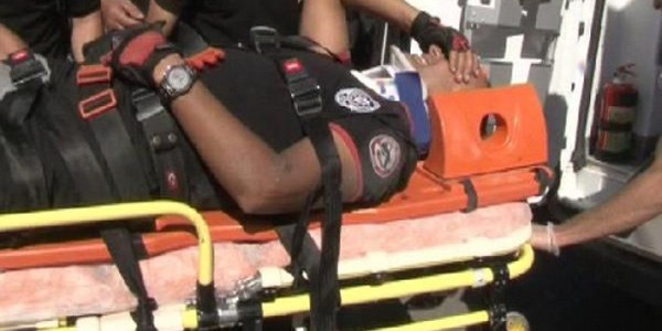 Polis motosikletine otomobil çarptı 1 yaralı