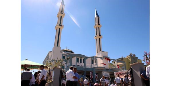 Salihli Mevlana Camii ibadete ald