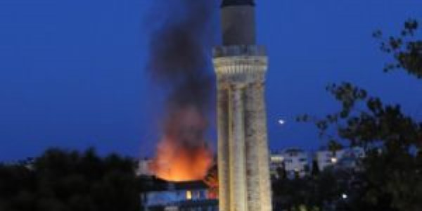 Antalya'da tarihi Kaleiçi'nde yangın